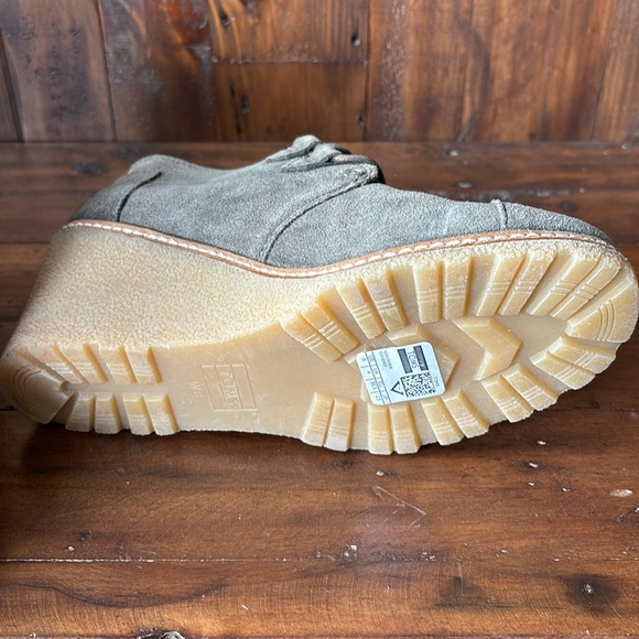 Tom Wedge Boots - Picture 4 of 4